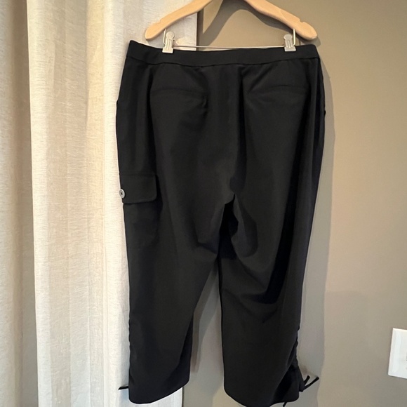 Weekends by Chicos Black Crop Pants, Cargo Pocket, Size Large, Chicos 2 - Picture 5 of 10